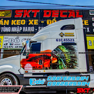 tem-xe-container-trang-do-tho-dan-chau-phi