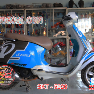 tem-trum-xe-vespa-xanh-trang