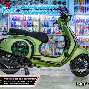 tem-roi-xe-vespa-xanh-den-dong-ho